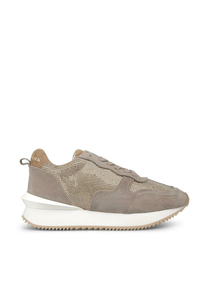 Sneaker grigio chiaro con tomaia in mesh e dettagli in suede. Presenta una suola intermedia bianca e una suola in gomma con un motivo testurizzato per una buona aderenza.