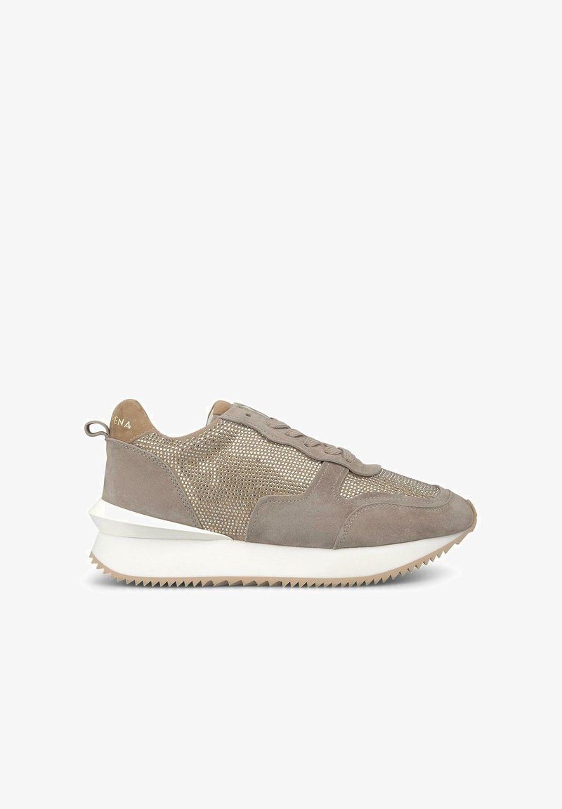 Sneaker grigio chiaro con tomaia in mesh e dettagli in suede. Presenta una suola intermedia bianca e una suola in gomma con un motivo testurizzato per una buona aderenza.
