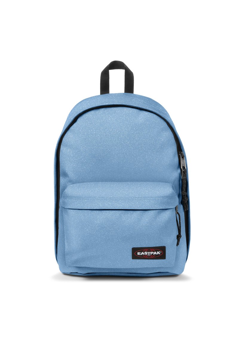 Niebieski plecak z tkaniny o błyszczącej teksturze, z przednią kieszenią na zamek, czarnymi akcentami zamków i uchwytem u góry. Widoczne logo Eastpak.