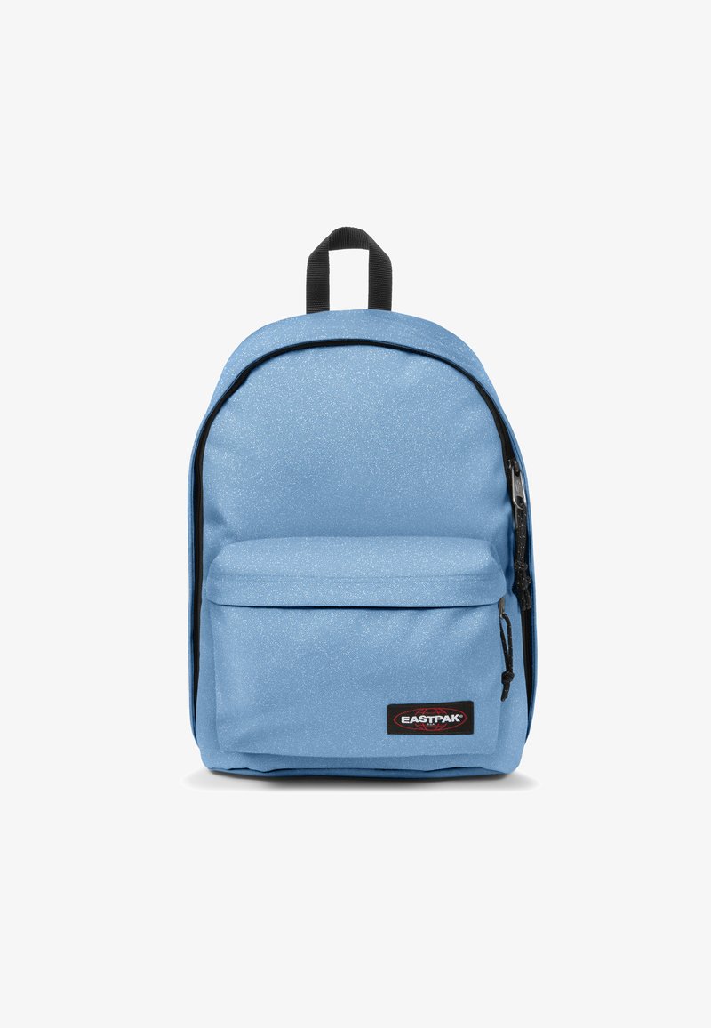Modrý látkový batoh s třpytivou texturou, obsahující přední zipovou kapsu, černé zipové detaily a horní rukojeť. Viditelné logo Eastpak.