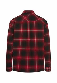 Rød og sort ternet flannel skjorte med lange ærmer, knap-ned krave og et mønster af firkanter og linjer over ryggen.
