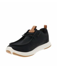 Scarpa sportiva nera con una texture liscia, suola bianca, accentuazione arancio sulla parte posteriore e lacci integrati in un design slip-on.