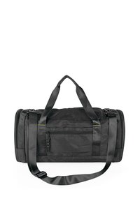 Bolsa de deporte negra hecha de un tejido duradero, que cuenta con un bolsillo exterior con cremallera, una correa larga ajustable y dos asas para llevarla.