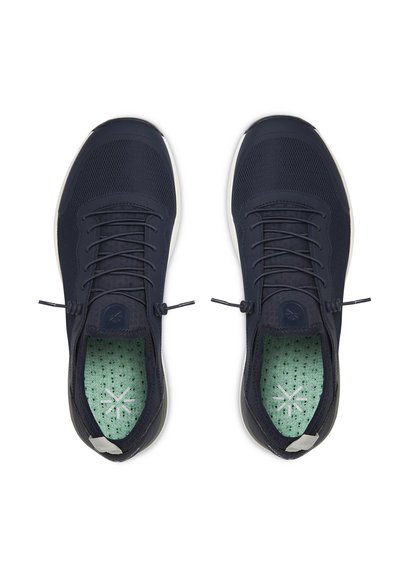 Baskets de sport bleu marine avec tige en maille, semelle intérieure perforée verte, lacets élastiques et semelle extérieure en caoutchouc blanc. Design minimaliste.