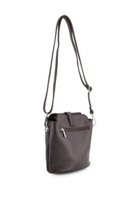 Brązowa skórzana torba na ramię z teksturowanym wykończeniem, z górnym klapkiem, regulowanym paskiem i zewnętrzną kieszenią na zamek błyskawiczny.