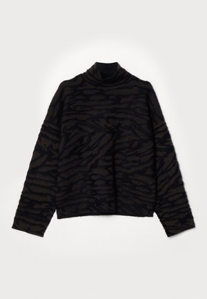 Schwarzer Rollkragenpullover, mit einem strukturierten, fellartigen Muster in dunklen Tönen, mit angeschnittenen Schultern und einer lockeren Passform.