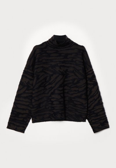 Suéter negro de cuello alto, con un patrón texturizado similar a piel de animal en tonos oscuros, con hombros caídos y un corte relajado.