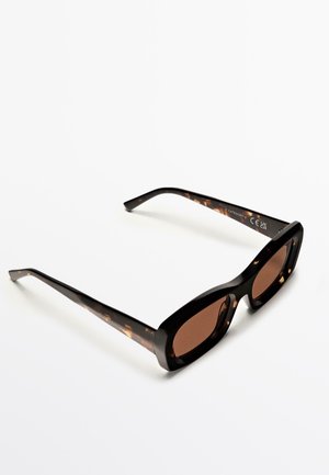Occhiali da sole rettangolari di colore marrone, con una spessa montatura in tartaruga nera. Texture liscia con aste affusolate che presentano sottili dettagli.