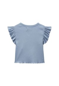 Haut bleu clair à manches courtes avec des manches volantes et une texture côtelée. Présente un col rond et un ourlet court.
