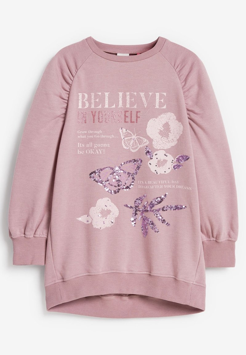 Sweatshirt rose avec des manches raglan, orné de motifs de papillons et de fleurs pailletés, de texte et d'une ourlet arrondi. Tissu doux et texturé.