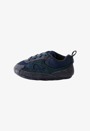 Marineblå toddler sneakers med mesh-sider, ruskindsoverlays, snørebånd og en pull-tab på hælen, isoleret på en hvid baggrund.