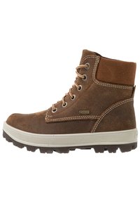 Braune Lederwanderstiefel mit einem Wildleder-Finish, kontrastierender beiger Sohle, Metallösen und hellbraunen Schnürsenkeln, die für Langlebigkeit und Stabilität ausgelegt sind.