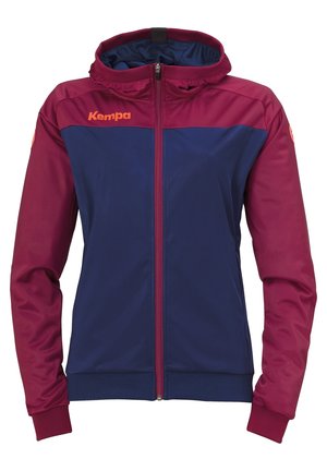 Sportowa kurtka z kapturem na zamek, z bordowymi rękawami i górną częścią klatki piersiowej, granatowym korpusem oraz pomarańczowym logo "Kempa" na lewej piersi.