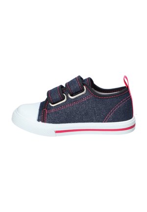 Dziecięce niskie granatowe sneakersy z białym noskiem, dwoma paskami na rzep, różowym przeszyciem i różowym paskiem na białej podeszwie.