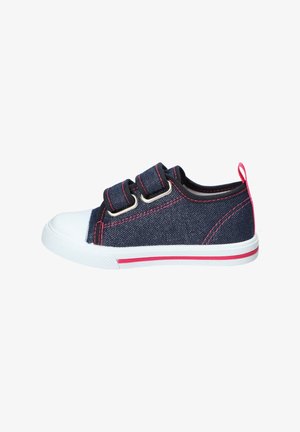Dziecięce niskie granatowe sneakersy z białym noskiem, dwoma paskami na rzep, różowym przeszyciem i różowym paskiem na białej podeszwie.