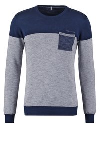 Marineblauer und grauer Strickpullover mit langen Ärmeln, rundem Ausschnitt und einer strukturierten Brusttasche. Verfügt über gerippte Bündchen und Saum für eine figurbetonte Passform.