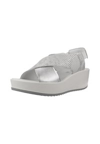 Sandalias de cuña plateadas con un patrón texturizado de piel de serpiente y detalles en cuero suave. Diseño de punta abierta y tirante ajustable en la parte posterior.