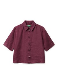 Camicia a maniche corte, con bottoni, di un profondo colore viola, con collare classico, vestibilità sagomata e texture del tessuto liscia su sfondo bianco.