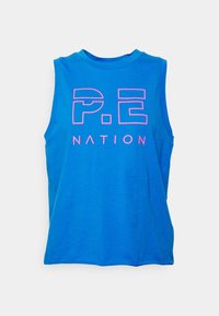Top de algodón sin mangas de color azul con un llamativo estampado gráfico en rosa de "P.E NATION" en el frontal, escote redondo y corte relajado.