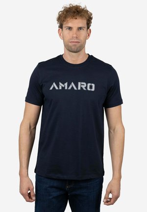 Camiseta azul marino de algodón, con mangas cortas y cuello redondo. Texto "AMARO" en diseño contrastante en el frente.