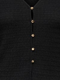 Primo piano di tessuto nero texturizzato con cinque piccoli bottoni dorati lucidi allineati verticalmente al centro.