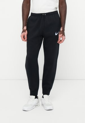 Sorte sweatpants lavet af et blødt materiale, med en elastisk talje med snor, sidelommer og et Nike-logo som dekoration.