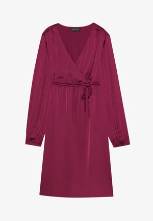 Tumepruun mähkimiskleit, mis on valmistatud siledast kangast. Kleit on pika volditud varrukaga ja reguleeritava vöökohaga. Omab sügavat V-kaelust ja vaba lõiget.