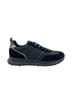 Baskets de sport noires avec accents gris, lacets à l'avant, semelle amortissante et languette au talon, vues de côté sur fond blanc.