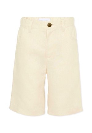 Short beige longueur genou avec passants pour ceinture, poches latérales et un bouton doré décoratif à la taille.