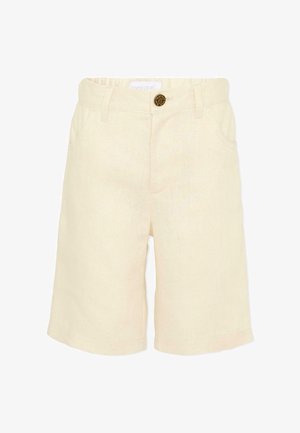 Pantalones cortos beige hasta la rodilla con trabillas para cinturón, bolsillos laterales y un botón dorado decorativo en la cintura.