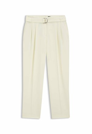 Pantalon taille haute couleur crème, cintré, avec plis à l’avant, poches latérales et ceinture en tissu assorti avec boucle en D argentée.