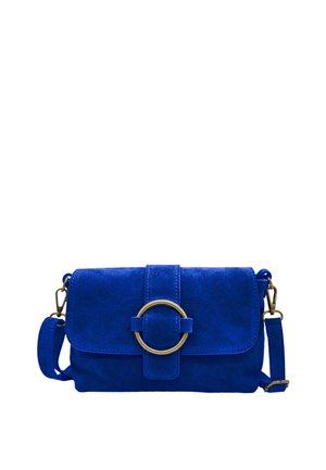 Sac bandoulière en daim bleu avec sangle réglable et boucle circulaire dorée sur le rabat avant, sur fond blanc.