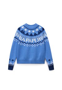 Maglione blu a maglia con scollatura rotonda, caratterizzato da motivi fair isle in diverse tonalità di blu e bianco, con la scritta "PANA PAPIRJVA" sul petto.