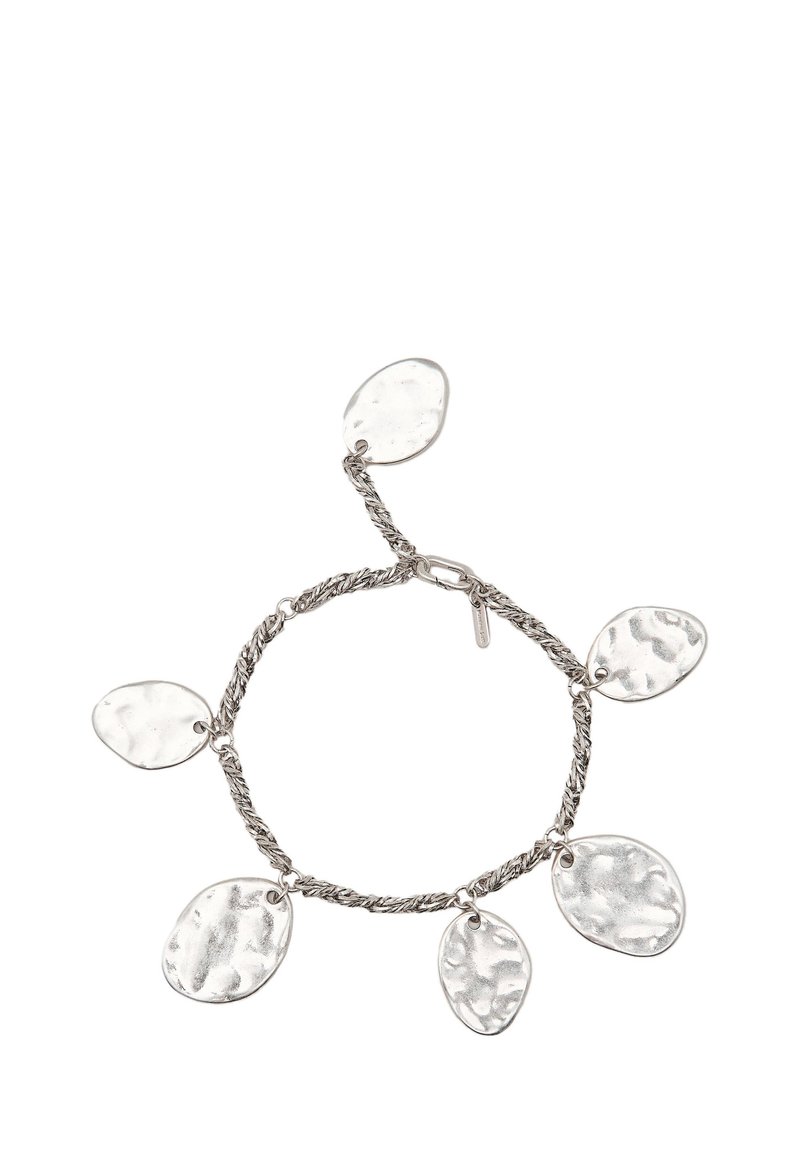 Silver vriden kedja armband med sex hammrade ovala hängen jämnt fördelade runt det på vit bakgrund.