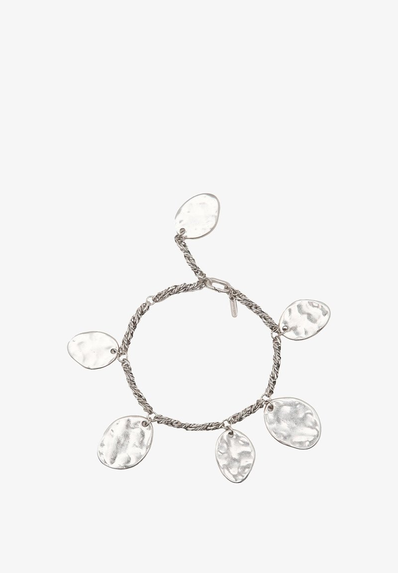 Silver vriden kedja armband med sex hammrade ovala hängen jämnt fördelade runt det på vit bakgrund.