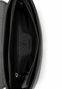 Melna ādas rokassoma ar teksturētu virsmu, aprīkota ar rāvējslēdzēja aizdari un glītu iekšējo kabatu. Akcentēta ar zelta mēbeļu detaļām.