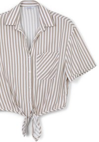 Camicia a maniche corte con colletto a righe verticali beige e bianche, dotata di tasca anteriore e orlo annodato per un design corto.