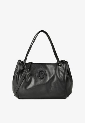 Bolso de mano de cuero negro texturizado con doble asa para el hombro, una correa lateral ajustable y un logo en relieve en el centro frontal.