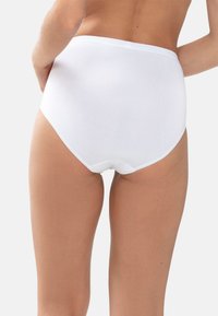 Białe bawełniane majtki o wysokim stanie z gładką fakturą i elastycznym pasem, zaprojektowane z myślą o pełnym kryciu i komforcie z tyłu.