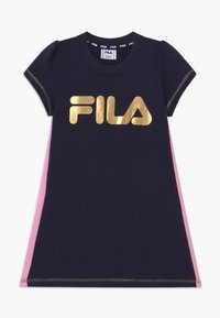 Abito navy a maniche corte con pannelli laterali rosa, caratterizzato da un grande logo FILA dorato. Tessuto morbido con delicate maniche a sbuffo e cuciture a contrasto.