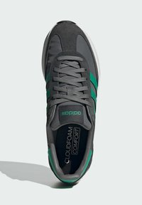 Baskets athlétiques grises avec un dessus en mesh et en daim, des rayures vertes, des lacets texturés et une semelle intérieure "Cloudfoam Comfort".