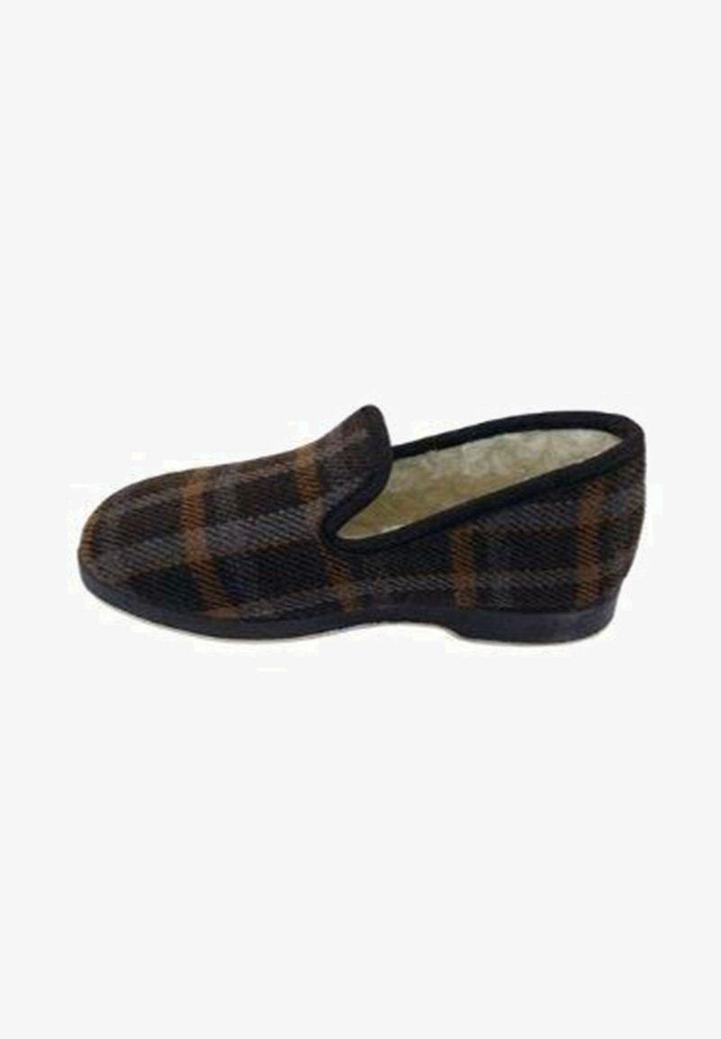 Zapatilla de casa tipo slip-on con un patrón de cuadros en marrón oscuro y negro, parte superior de tela, interior acolchado y suela de goma negra sólida.