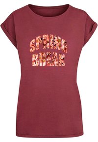 Bordeaux bomulds T-shirt med korte ærmer, med en blomstret "SPRING BREAK" tekstdesign i en udskåret stil. Glat tekstur.
