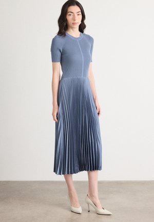 Himmelblaues, plissiertes Kleid mit kurzen Ärmeln, geripptem Oberteil und glatter Textur. Es hat eine A-Linien-Silhouette und endet unter dem Knie.