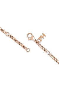Bracciale a catena in oro rosa con chiusura a moschettone, caratterizzato da un piccolo strass trasparente e un ciondolo a forma di lettera. Le maglie sono eleganti e lucide.
