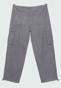 Pantalons cargo gris à coupe ample, avec deux grandes poches avant, deux poches arrière et des ourlets de cheville ajustables. Fabriqués en tissu léger.