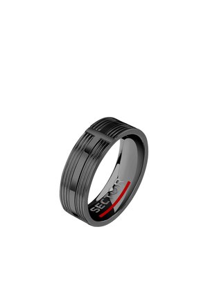 Anello in metallo nero lucido con scanalature orizzontali e design a croce, inciso con la parola "SECTOR" e una linea rossa all'interno.