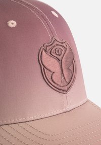 Zwarte pet in een gradient roze stof met een geborduurd rozenlogo. Beschikt over een gestructureerde kroon en contrasterende stiksels. Glad textuur.