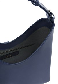 Borsa a tracolla in pelle blu navy con una sola cinghia, apertura superiore e tasca interna con zip foderata in tessuto.