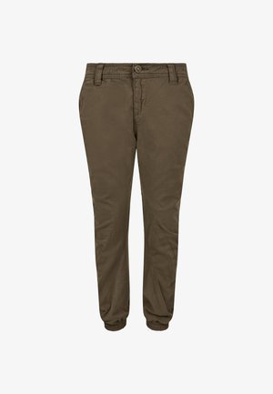 Barn iført en mørkeblå hættetrøje, olivengrønne joggingbukser og sorte løbesko mod en ensfarvet baggrund.